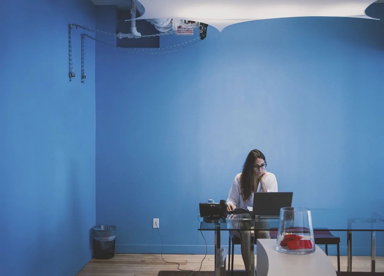 Et minimalistisk japansk inspirert rom med naturlige materialer