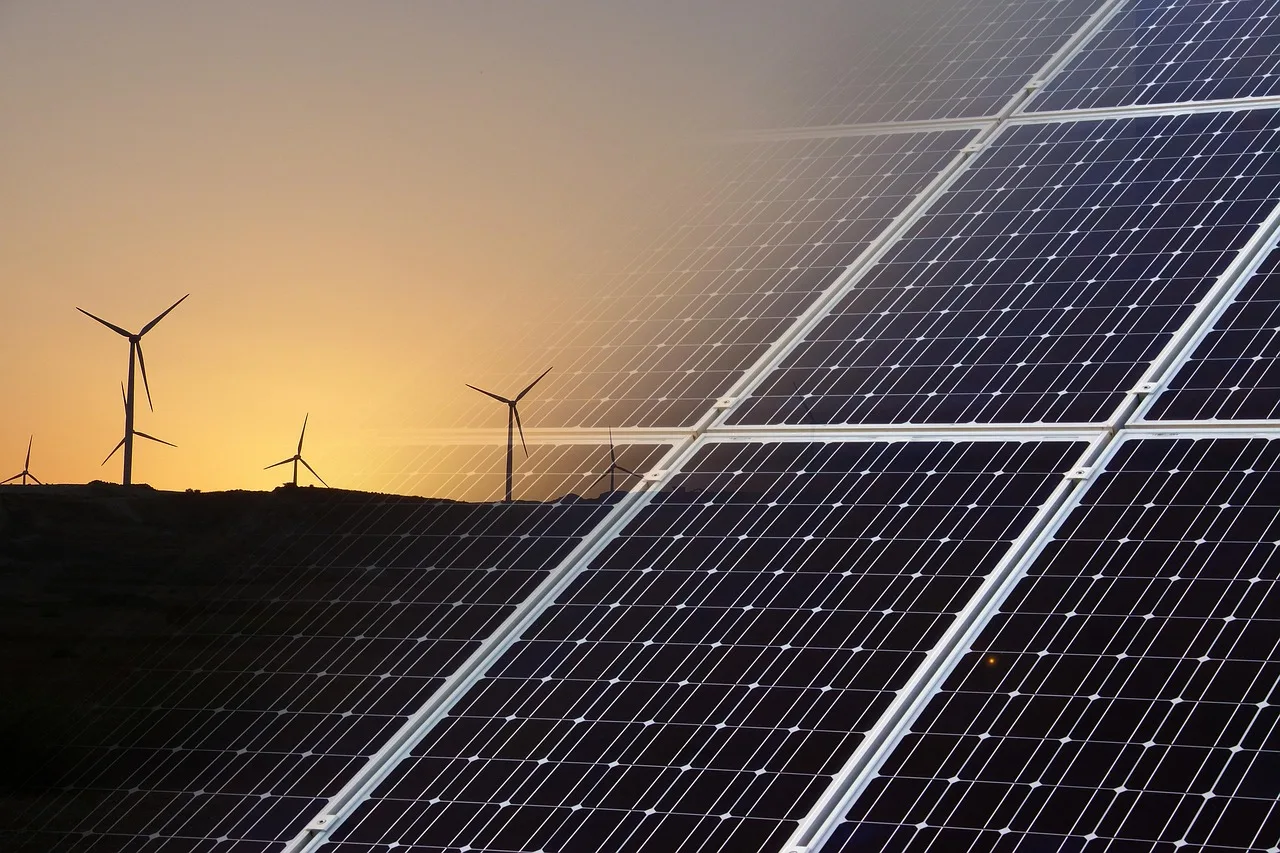 EU ETS setter tak på totale klimagassutslipp og lar bedrifter handle kvoter fritt på markedet.